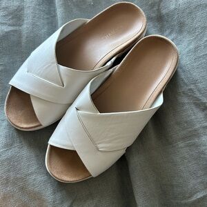 Vionic Women's Size 6 White Slide Sandals